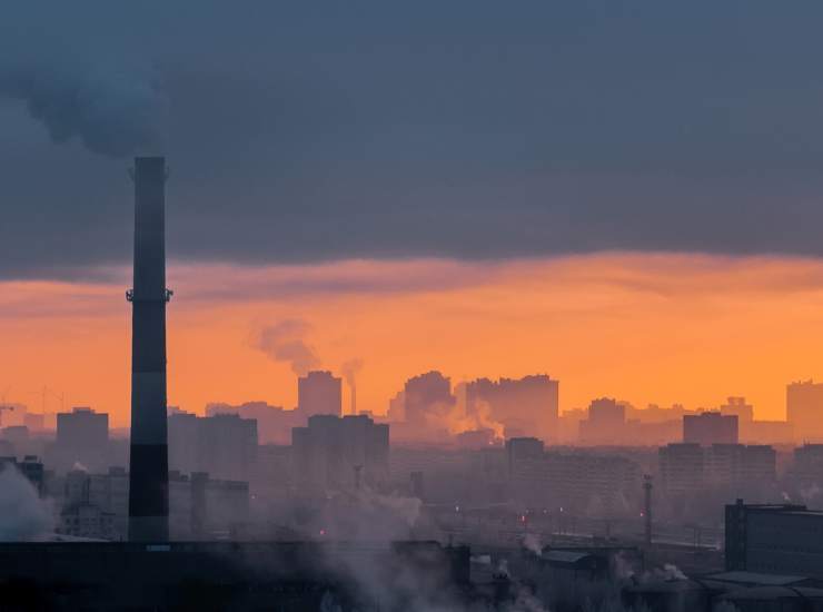 Panoramica di un cielo inquinato: potrebbe essere una qualsiasi città del mondo. - Zapster.it