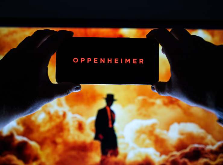 "Oppenheimer", il biopic di Christopher Nolan, è un trionfo al botteghino e di critica. - Zapster.it
