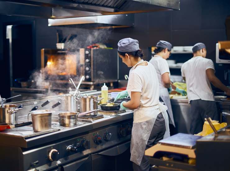 Dietro alla patina delle cucine stellate si nasconde un mondo di abusi. - Zapster.it