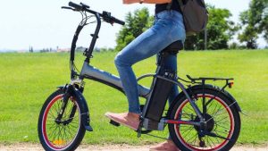 donna con bici elettrica
