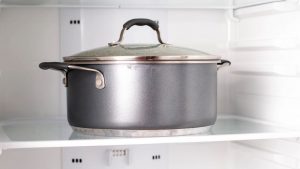 Una pentola d'acqua in freezer (depositphotos) - zapster.it