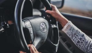 donna al volante
