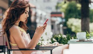 Ragazza con smartphone - Depositphotos - Zapster.it