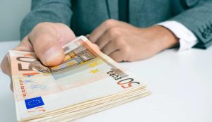 Stipendio contanti - Depositphotos - Zapster.it
