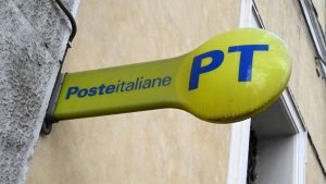 Una Postepay carica (depositphotos) - zapster.it