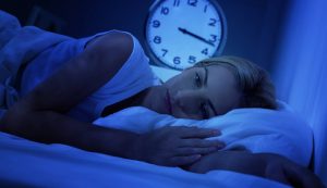 donna che soffre di insonnia